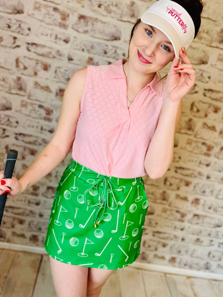 this green elastic in the back draw string in the frot golf skort is kelly green with agolf print theme.